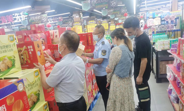 莒南縣坊前市場監(jiān)管所開展中秋節(jié)前月餅市場專項檢查行動
